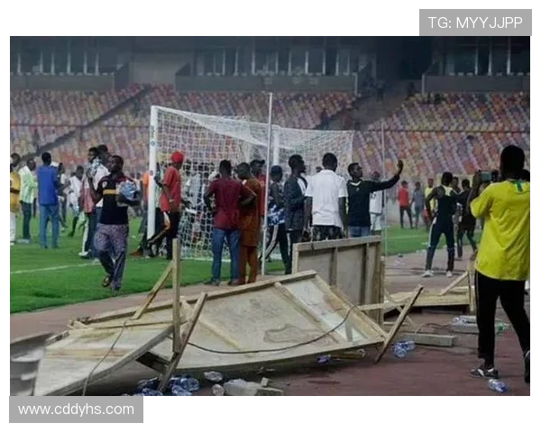 绝杀时刻引爆全场！球迷疯狂追逐英雄球员